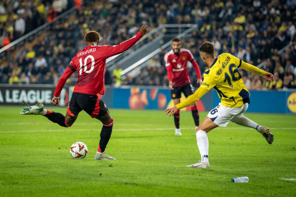 Fenerbahe arranca empate e United segue sem vencer na Liga Europa