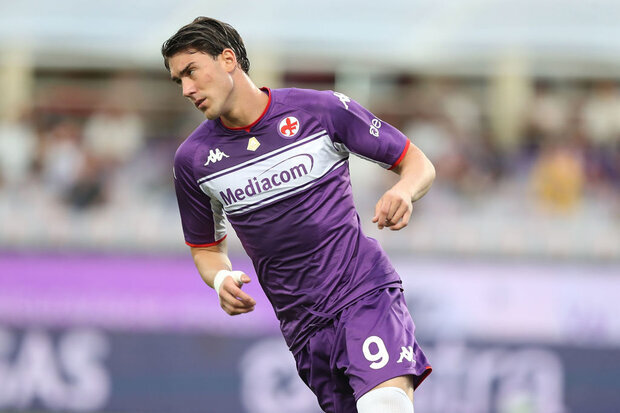 Protagonista da saída de Pedro, Vlahovic respalda Fiorentina com