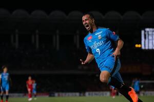 Aps perder Slimani, Coritiba sonda Leandro Damio