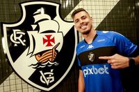 Vasco oficializa contratao do goleiro Ivan