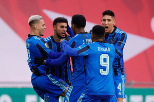 Ajax supera PSV em clssico pela liderana na Holanda
