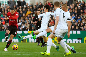 Pogba abre o caminho com golao, Ibra encerra seca e United bate Swansea