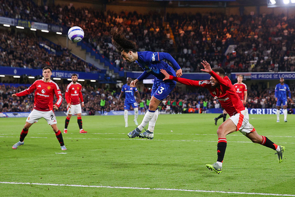 Chelsea bate United e segue firme na briga por um lugar na Champions