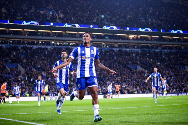 Brasileiro d show e Porto vence 'final' contra o Shakhtar para avanar na Liga dos Campees