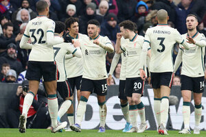 Liverpool vence com Robertson garom, Alisson em destaque e gol de Fabinho