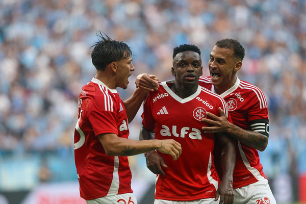 Sem sustos, Inter segura o Grmio e comemora o ttulo gacho