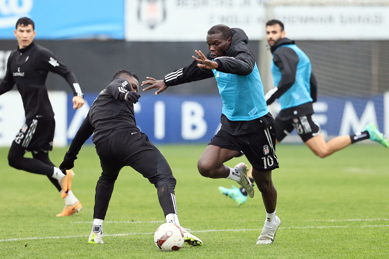 Besiktas negoceia jogadores do Liverpool e Arsenal