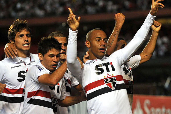 Ademilson se aproxima de volta ao futebol brasileiro