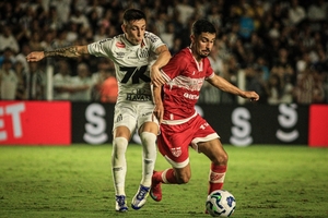 Gabriel Brazo  heri nos acrscimos e evita virada do CRB sobre o Santos na Vila
