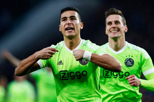 Ajax vence em Eindhoven e rouba liderana do PSV