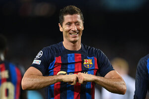 Lewandowski marca trs e Barcelona estreia com goleada no Camp Nou