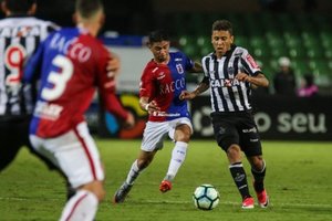 Paran aproveita falhas de Victor e vira sobre o Atltico na Copa do Brasil