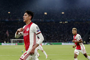 Ajax vence APOEL e se coloca na fase de grupos da Liga dos Campees
