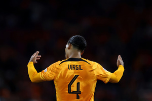 Van Dijk vai reavaliar futuro na seleo e no Liverpool