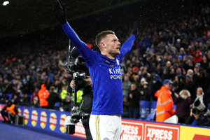 Vardy faz dois, Leicester goleia Aston Villa e volta a vencer no Ingls