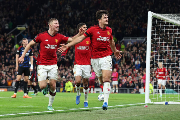 Com heris improvveis, United supera Copenhague e vence a primeira na Champions