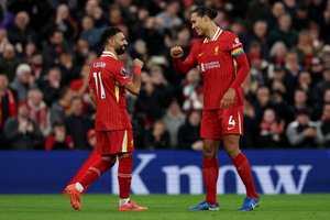 Salah e Van Dijk devem renovar com o Liverpool