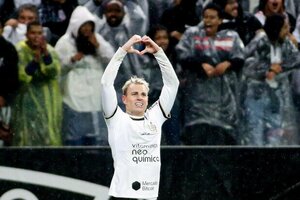 Corinthians sofre, mas bate Atltico Goianiense e pula para o G4 do Brasileiro