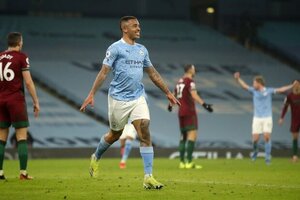 Com gols no fim, City despacha Wolverhampton e mantm sequncia de vitrias