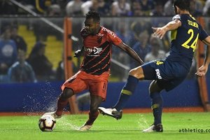 Tvez marca no fim, e Athletico leva virada do Boca na Bombonera
