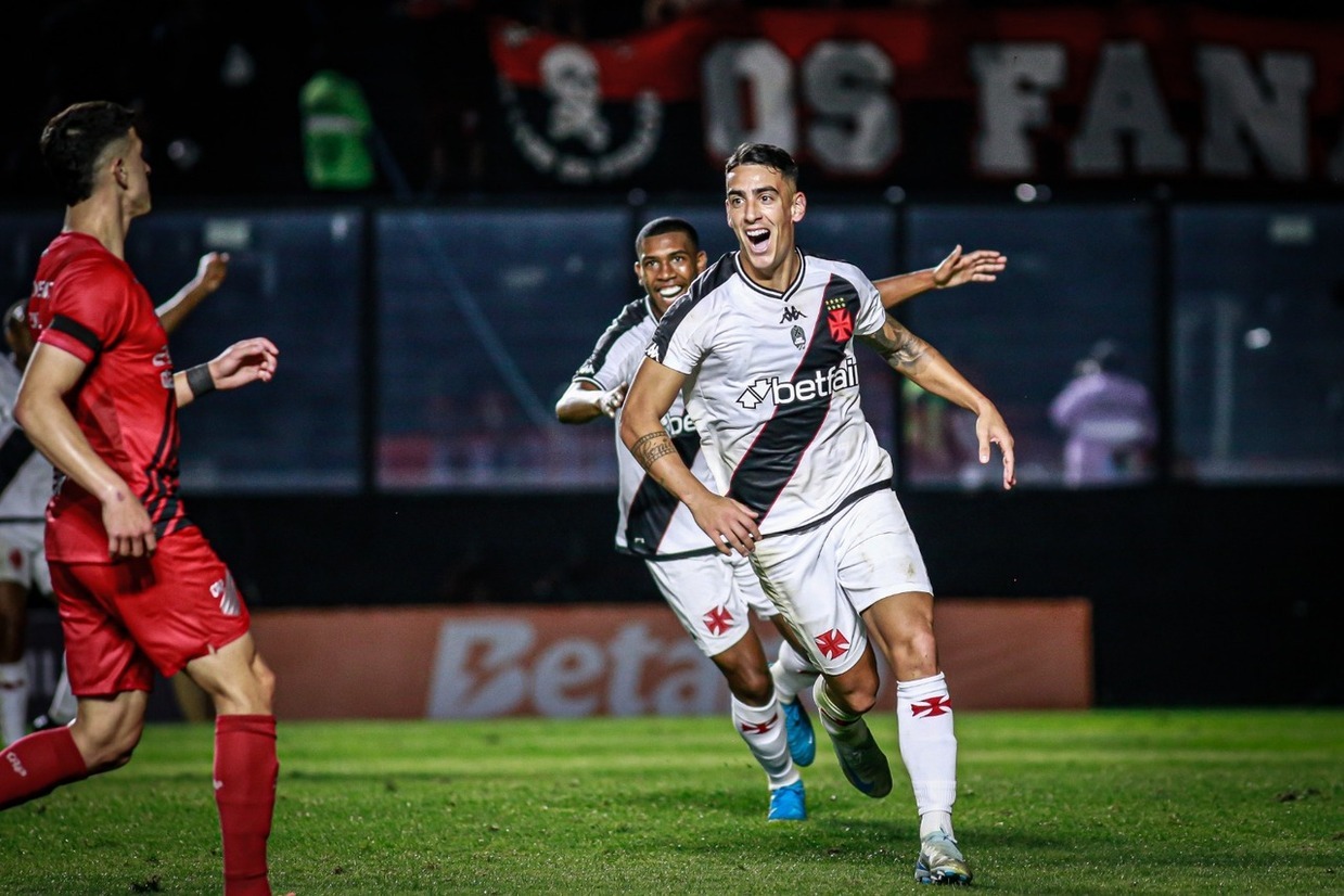 Vasco repete roteiro, vira no fim e abre vantagem sobre o Athletico 