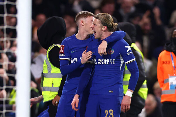 Chelsea mantm foco nas copas, derruba o Leeds nos acrscimos e avana na FA Cup