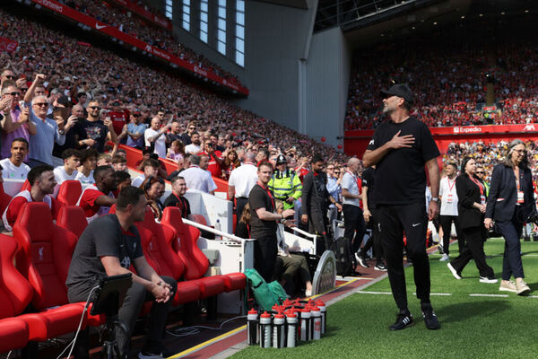 No adeus a Anfield, Klopp orquestra Liverpool ao triunfo final na Premier League