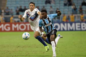 Grmio fica no empate com Godoy Cruz e v liderana distante