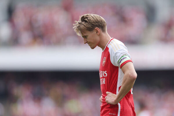 Arsenal vira sobre Everton, mas v City ganhar e fica no quase pelo ttulo do Ingls