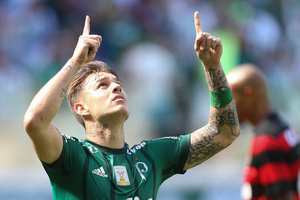 Vitria sai na frente, mas Palmeiras vira e vence para voltar ao G6