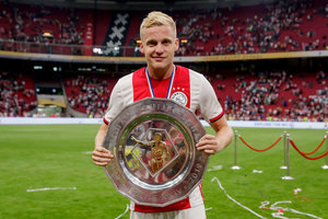Na mira do Real Madrid, Van de Beek ganha pretendentes na Inglaterra
