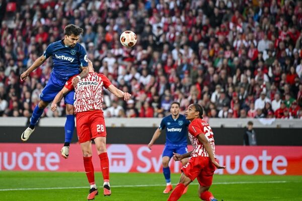 Dupla brasileira brilha e ajuda times ingleses na Liga Europa; veja o resumo dos jogos
