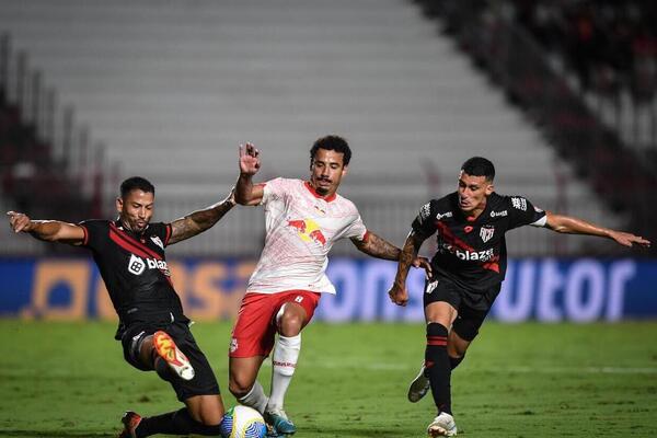 Desesperados, Atltico Goianiense e Bragantino empatam sem gols