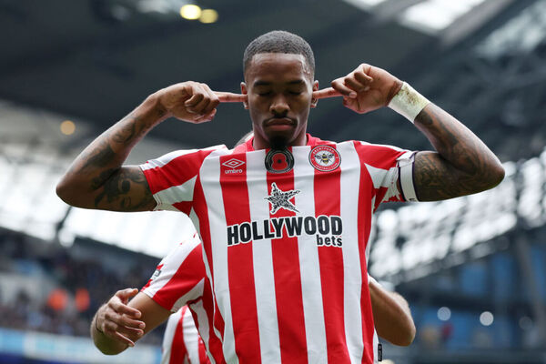 Afastado por envolvimento com apostas, Toney entra na mira da Chelsea e Arsenal