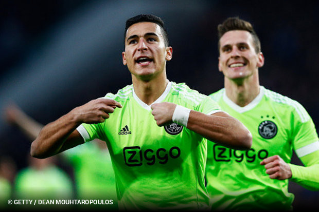 Ajax vence em Eindhoven e rouba liderana do PSV