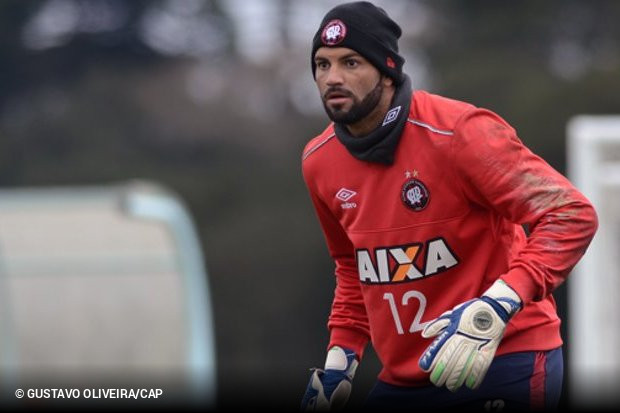 Palmeiras busca goleiros e negocia com Csar e Weverton