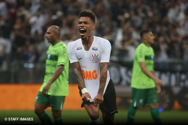 Com gol no final, Chapecoense vira e bate o Corinthians pela 1ª vez na história