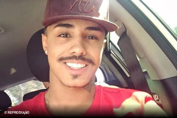 Mc Livinho nem estreou e j se aposentou: cantor desiste da carreira no futebol