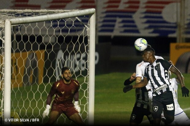 Botafogo joga para o gasto, vence Paran no fim e avana na Copa do Brasil