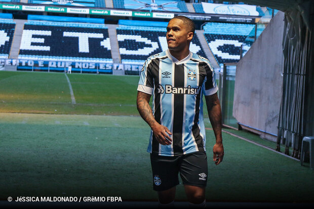 Douglas Costa explica retorno ao Grêmio: 'Momento especial da carreira'