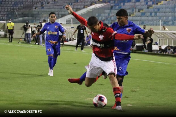 Flamengo aproveita tropeços de rivais para tomar ponta do