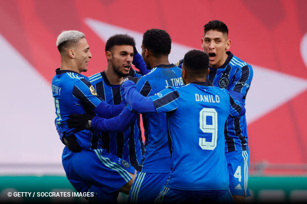 Ajax supera PSV em clssico pela liderana na Holanda