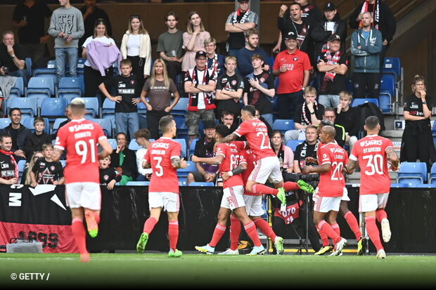 Benfica vence PSV e se aproxima da fase de grupos da Champions