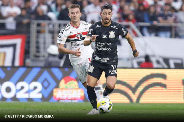 São Paulo sai na frente, Corinthians busca empate e lidera o