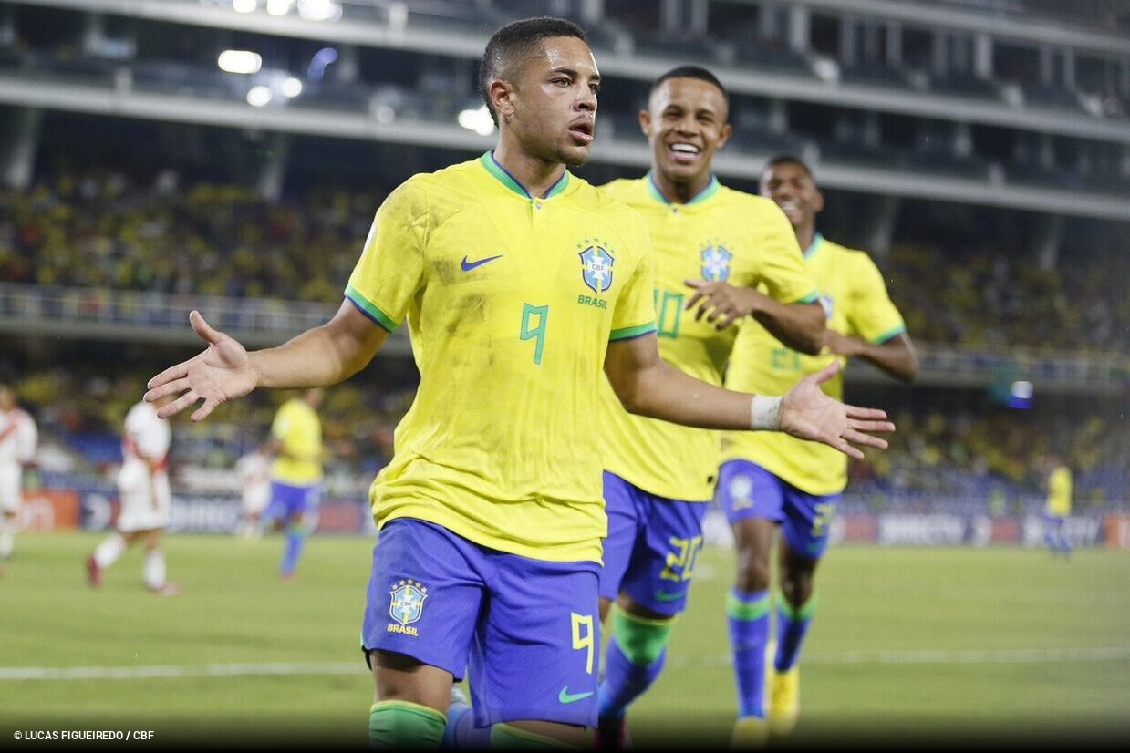 Vitor Roque se torna o jogador mais novo a estrear pelo Brasil desde  Ronaldo