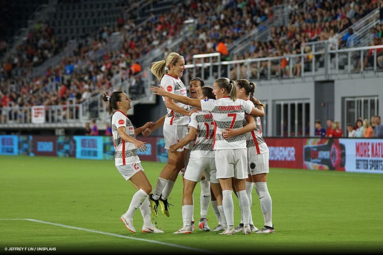 Futebol feminino cresce na Europa e bate recorde de público em