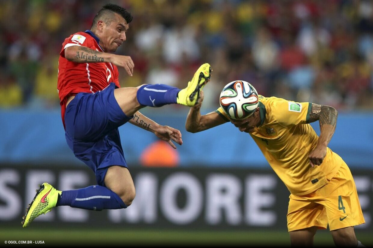 Codazo a gary medel