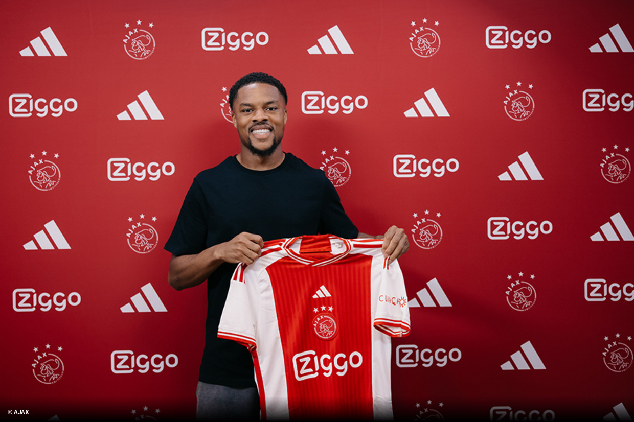 Ajax contrata atacante que foi eleito o craque da segunda divisão inglesa  