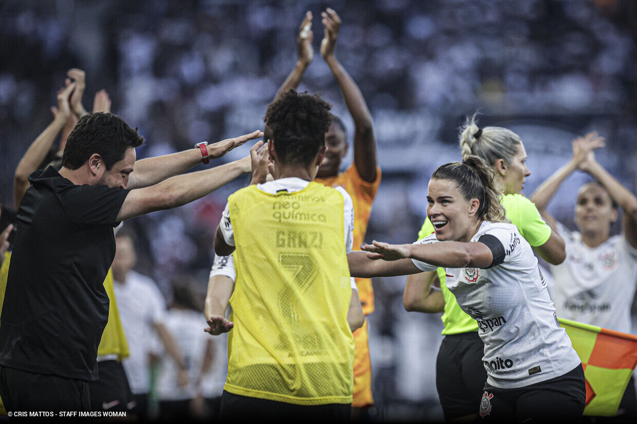 Zanotti marca no fim, Corinthians vence o Grêmio e fatura o título