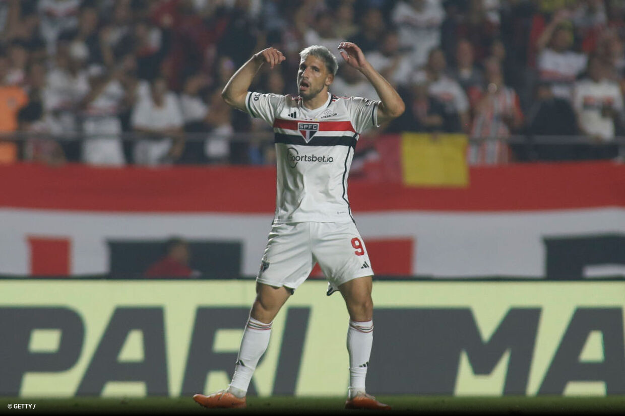 Em clima de festa no Morumbi, Calleri faz dois e São Paulo bate